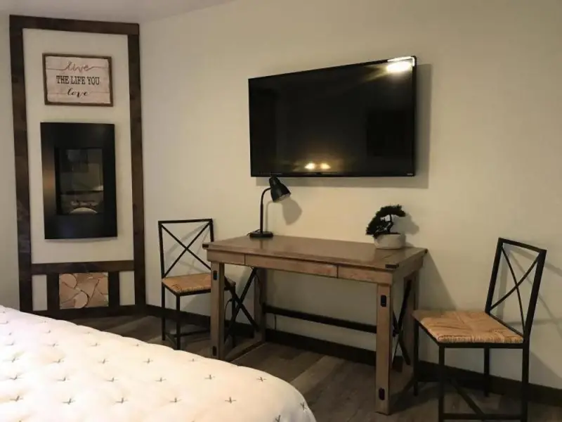 King Room with Roll-In Shower - Disability Access